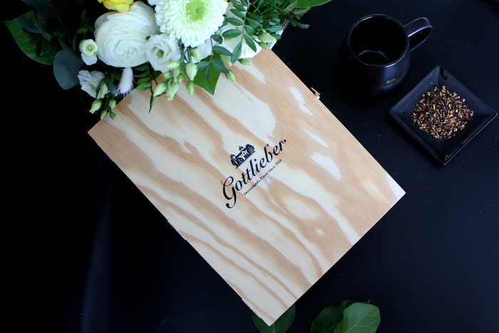 Das Gottlieber Muttertagsbrunch-Paket mit Tee, Brotaufstrich und feinen Hüppen.